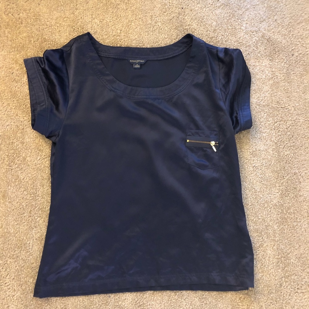 Blue satin-feel top, short sleeve, zipper pocket